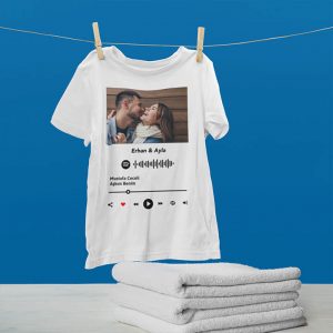 Kadına Hediye Fotoğraflı Ve Şarkı Kodu Tasarımlı Tişört